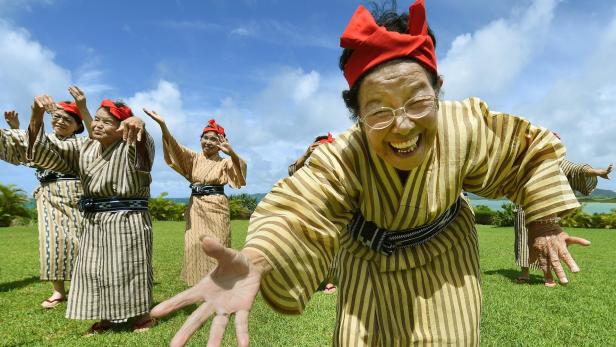 Hundertjährige beim Tanz auf Okinawa:  Ein Leben lang aktiv.