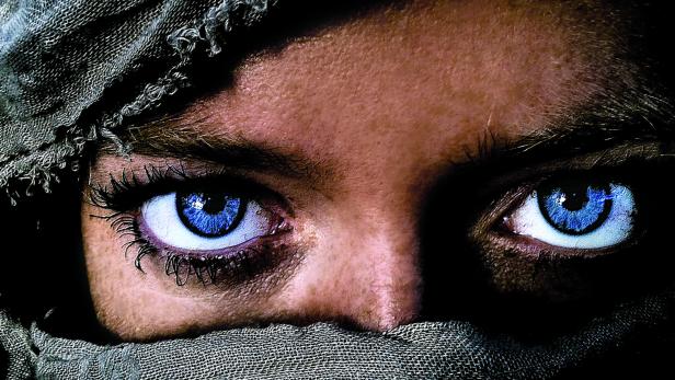Nahaufnahme von blauen Augen, teilweise von einem Schleier bedeckt.