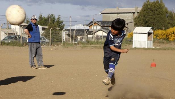 Kleine Beine, große Fußball-Kunst: Der achtjährige Claudio Nancufil lebt mit seiner Mutter im beschaulichen Bariloche und soll schon bald nach Europa übersiedeln.