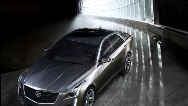 Ein grauer Cadillac CTS steht in einem hellen, modernen Gebäude.