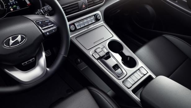 Das Interieur eines Hyundai Kona mit Fokus auf Mittelkonsole und Lenkrad.