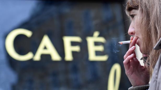 ABD0022_20171110 - WIEN - ÖSTERREICH: THEMENBILD - Illustration zum Thema Rauchen / Rauchverbot / Rauchergesetz. Im Bild: Eine Frau raucht eine Zigarette am Freitag, 10. November 2017, vor einem Cafe in Wien. - FOTO: APA/HELMUT FOHRINGER