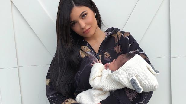 Kylie Jenner zeigt sich erstmals mit Baby
