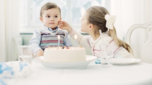 Alles in Pastelltönen gehalten und eine weiße Torte – und genauso Zucker das süße Geburtstagskind dahinter.