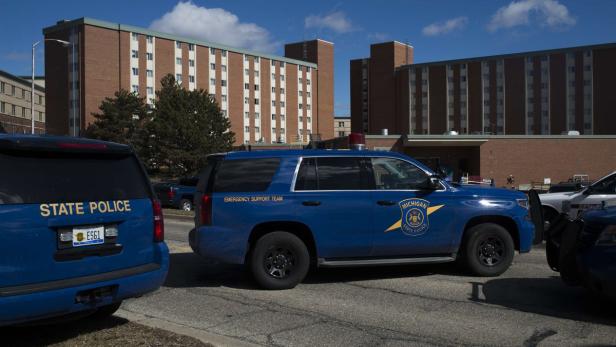 Großaufgebot der Polizei vor der Central Michigan University.