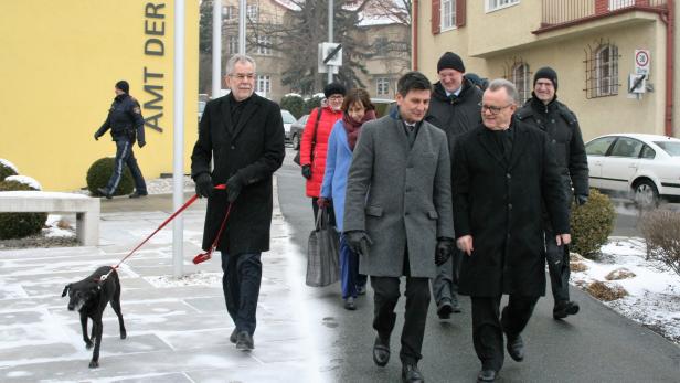 Van der Bellen mit &quot;First Dog&quot; Kita zu Besuch im Burgenland, LH Niessl, LT-Präsident Illedits