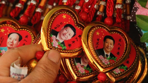 Der Kitsch und Kult rund um Präsident Xi Jinping treibt ähnlich absurde Blüten wie bei Mao (links)