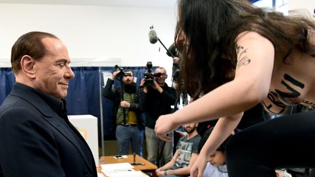 Femen-Protest bei Berlusconis Stimmabgabe