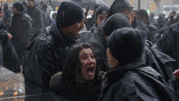 Die türkische Polizei verhaftet eine Frau in Ankara