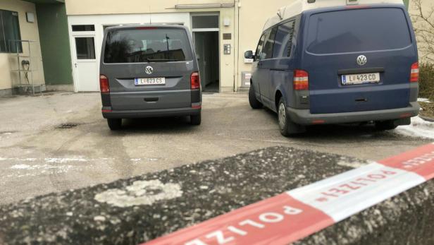 Polizeiabsperrungen am Schauplatz der Bluttat in Bad Schallerbach