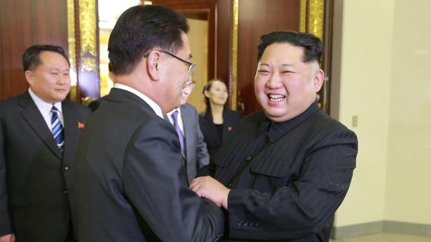 Kim Jong-un (r.) empfängt Südkoreas Chef-Delegierten Chung Eui-yong.