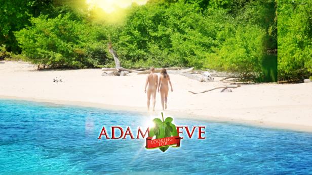 Zwei nackte Personen gehen an einem sonnigen Strand entlang.