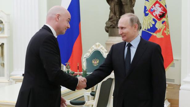 &#039;Die Taktik ist klar, Wladimir?&#039;, scheint Infantino Putin zu fragen.