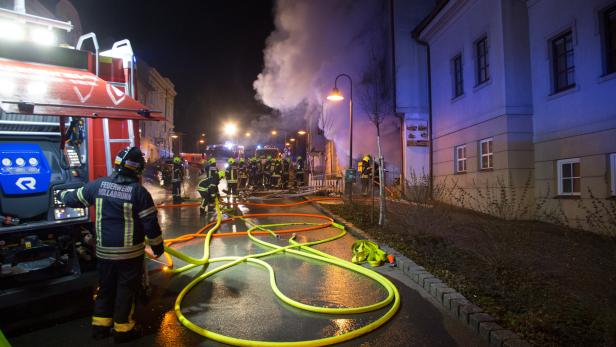 Großeinsatz: Die Wohnungen über der Pizzeria mussten evakuiert werden