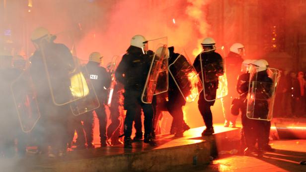 Im Zuge der Demonstrationen gegen den rechten Akademikerball kam es am Freitag zu schweren Ausschreitungen in der Wiener Innenstadt.