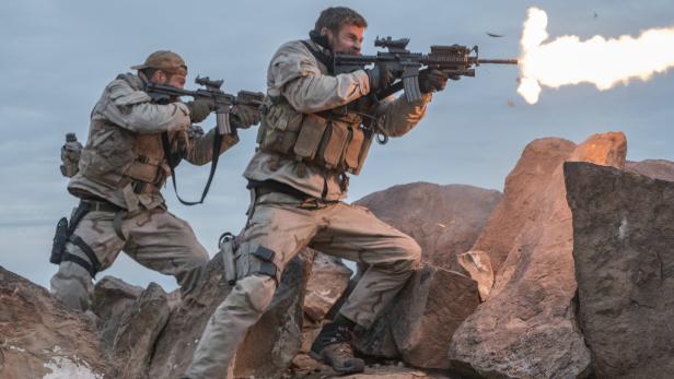 Chris Hemsworth (re.) in &quot;Operation: 12 Strong&quot;