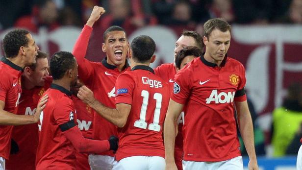 Fußballspieler von Manchester United feiern auf dem Spielfeld.