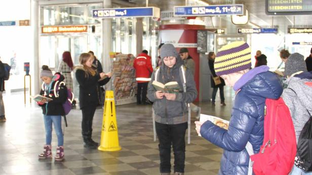 Lese-Flashmob in der Bahnhofshalle Am Handelskai