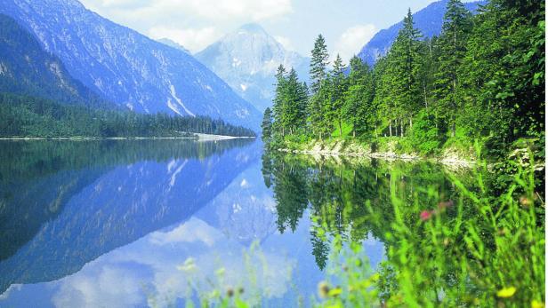Titelbild des „Freizeit Kurier“ mit einer malerischen Landschaft in Österreich.