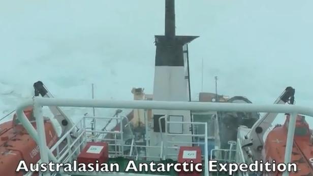 Blick vom Deck eines Schiffes auf eine eisige Landschaft in der Antarktis.