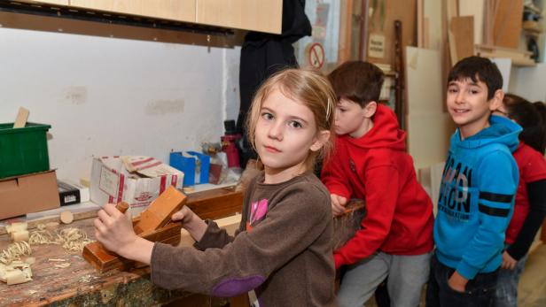 19.01.2018, Linz, AUT, Tischlerei Simeoni, Kinder Handwerksprojekt im Bild Kinder Handwerksprojekt, Kinder der VS40 Linz