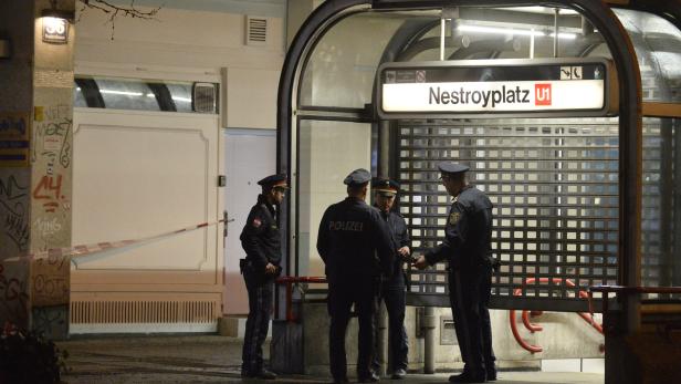 Polizisten stehen vor dem Eingang zur U-Bahn-Station Nestroyplatz.