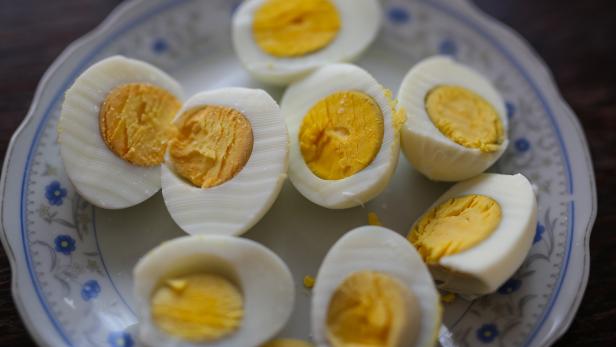 Kocht man ein Ei zu lange, entsteht ein grünlicher Rand ums Eigelb.