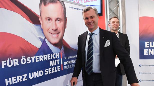 FPÖ-Kandidat Norbert Hofer vor dem neuen Wahlplakat.