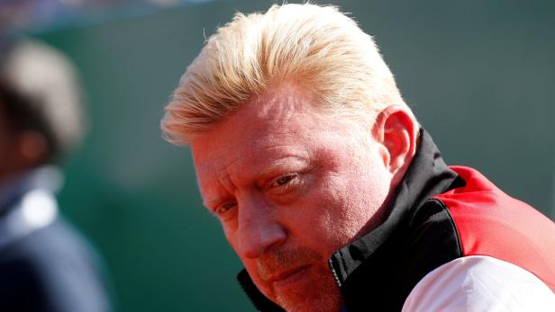 Nahaufnahme von Boris Becker mit blonden Haaren und nachdenklichem Blick.