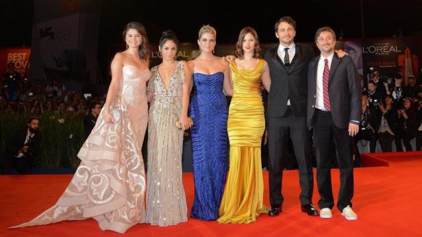 Selena Gomez, Vanessa Hudgens, Ashley Benson, Rachel Korine und James Franco posieren auf einem roten Teppich.