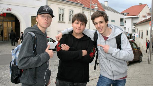 Rauchen erst ab 18? Fabian Wernig (li.) mit seinen Freunden Tayfun Sengül und Erik Frania ist skeptisch