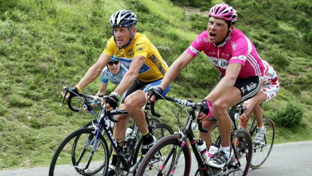 Jan Ullrich of Germany cycles alongside Lance Armstrong of the U.S. during the 180km (111 miles) 16th stage of the 92nd Tour de France cycling race between Mourenx and Pau, in this July 19, 2005 file photo. REUTERS/Stefano Rellandini/Files (FRANCE - Tags: SPORT CYCLING)