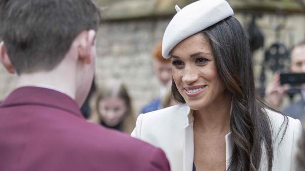 Prince Harry&#039;s fiancee, US actress Meghan Markle meets school children in the Dean&#039;s yard before attending a Reception in central London, on March 12, 2018. Britain&#039;s Queen Elizabeth II has been the Head of the Commonwealth throughout her reign. Organised by the Royal Commonwealth Society, the Service is the largest annual inter-faith gathering in the United Kingdom. / AFP PHOTO / POOL / JACK HILL