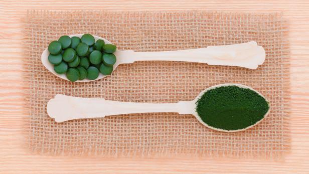 Stock-Fotografie-ID:671972198 superfood, seaweed, spirulina and chlorella pills and powder on wooden, healthy lifestyle Alge, Spirille, Gemahlen, Nahrungsergänzungsmittel, Alkalisch, Antioxidationsmittel, Bakterie, Bildhintergrund, Chlorella, Chlorophyll, Deutschland, Dosis, Erholung, Essen, Fotografie, Gesunder Lebensstil, Gesundes Essen, Gesundheitswesen und Medizin, Gras, Grün, Haufen, Holz, Horizontal, Kräuter, Lebensstil, Löffel, Medikament, Meeresalge, Mineral, Natur, Natürlicher Zustand, Organisch, Pflanze, Protein, Schönheit, Speisen, Stoffwechsel-Entgiftung, Vegan, Vegetarisches Gericht, Vitamin,