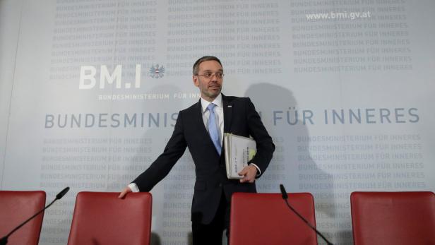 Austria&#039;s Interior Minister Herbert Kickl arrives for a news conference in Vienna, Austria, March 13, 2018. REUTERS/Heinz-Peter Bader