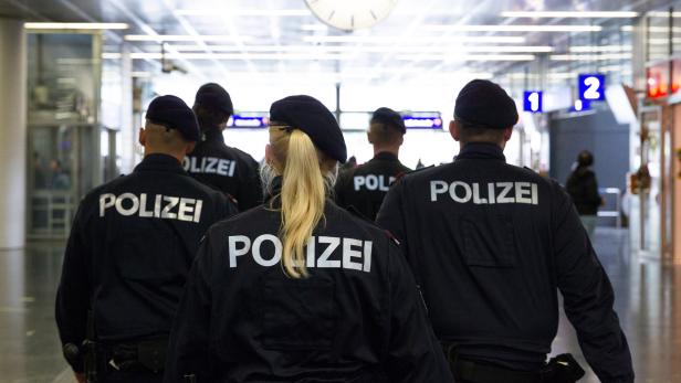 Reportage Bereitschaftseinheit der Wiener Polizei, Wien am 06.10.2015. Bitte auf Persönlichkeitsrecht achten!