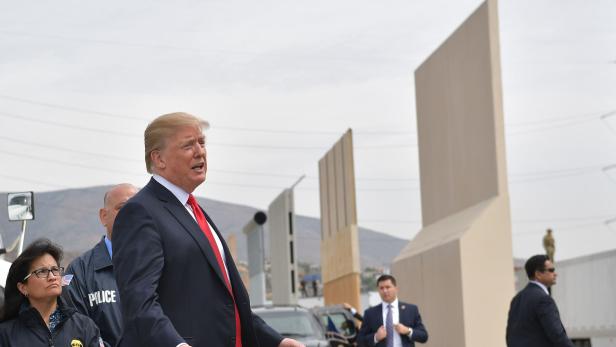 US President Donald Trump (C) inspects border wall prototypes in San Diego, California on March 13, 2018. / AFP PHOTO / MANDEL NGAN / ALTERNATIVE CROP
