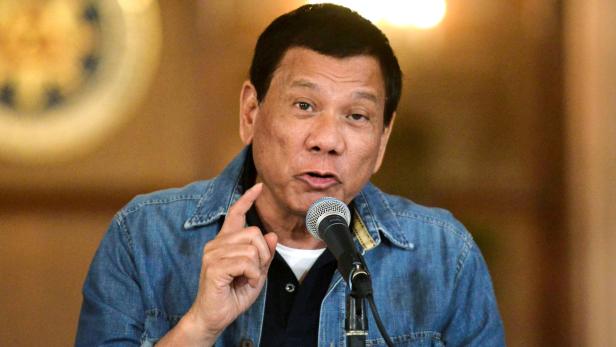 FILE PHOTO: Philippine President Rodrigo Duterte announces the disbandment of police operations against illegal drugs at the Malacanang palace in Manila, Philippines early January 30, 2017. REUTERS/Ezra Acayan/File Photo