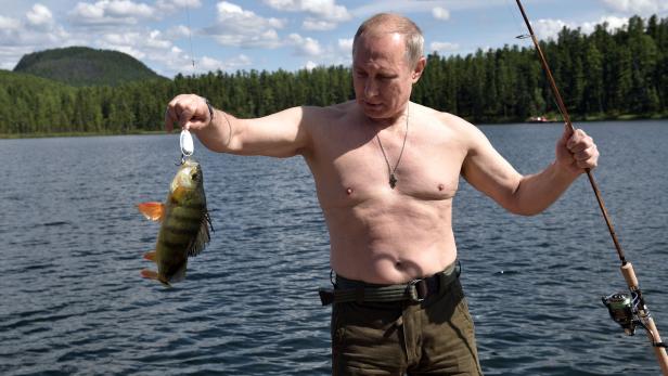 Mit nacktem Oberkörper lassen sich nur die wenigsten Politiker fotografieren. Putin hier beim Angeln in Sibirien.
