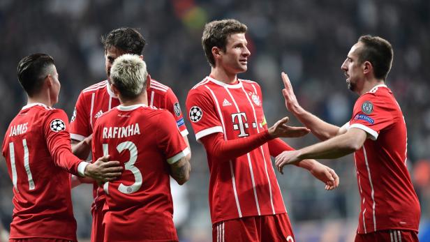 Bayern Munich&#039;s Brazilian defender Rafinha (C) celebrates with teammates Bayern Munich&#039;s German forward Thomas Mueller (2R) and Bayern Munich&#039;s French midfielder Franck Ribery (R) after Besiktas scored an own goal during the second leg of the last 16 UEFA Champions League football match between Besiktas and Bayern Munich at Besiktas Park in Istanbul on March 14, 2018. / AFP PHOTO / OZAN KOSE