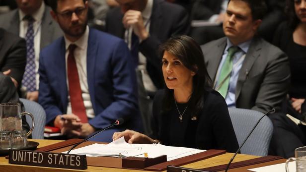 NEW YORK, NY - MARCH 14: United States Ambassador to the United Nations, Nikki Haley, speaks at the security council after the United Kingdom called for an urgent meeting of the UN security council to update council members on the investigation into the recent nerve agent attack in Salisbury, United Kingdom on March 14, 2018 in New York City. UK Prime Minister Theresa May is preparing to set out a range of reprisals against the Russian, who many believe is behind the attack on former spy Sergei Skripal, 66, and his daughter, Yulia Skripal, 33. Spencer Platt/Getty Images/AFP ++ KEINE NUTZUNG IN TAGESZEITUNGS-BEILAGEN! NUR REDAKTIONELLE NUTZUNG IN TAGESZEITUNGEN, TAGESAKTUELLER TV-BERICHTERSTATTUNG (AKTUELLER DIENST) UND DIGITALEN AUSSPIELKANLEN (WEBSITES/APPS) IM UMFANG DER NUTZUNGSVEREINBARUNG. SMTLICHE ANDERE NUTZUNGEN SIND NICHT GESTATTET.++