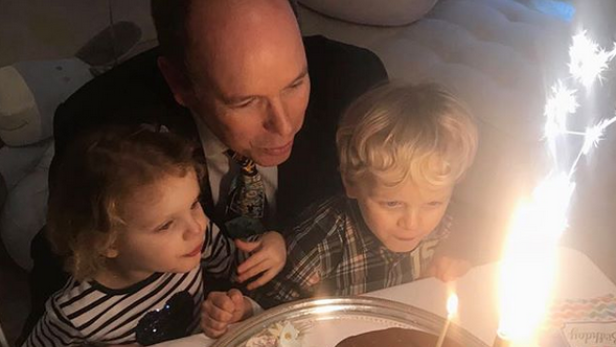 Albert: Fotos von Geburtstagsfeier mit Zwillingen