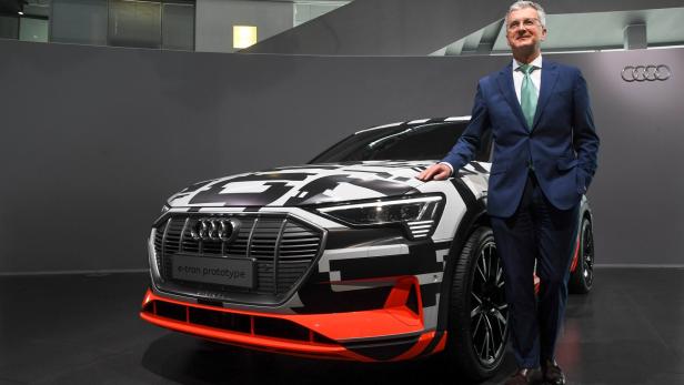 The CEO of the German carmaker Audi AG, Rupert Stadler poses next to an Audi e-tron prototype car prior to annual press conference at the headquarters in Ingolstadt, on March 15, 2018. / AFP PHOTO / CHRISTOF STACHE