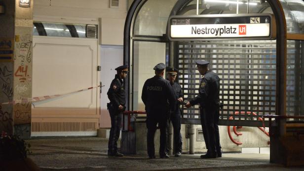 ABD0094_20180307 - WIEN - ÖSTERREICH: In Wien-Leopoldstadt ist es am 07.März 2018 Mittwochabend zu einer blutigen Messer-Attacke mit drei Schwerverletzten gekommen. Ein Unbekannter hat auf der Praterstraße beim U-Bahnaufgang Nestroyplatz auf eine dreiköpfige Familie eingestochen und sie lebensgefährlich verletzt. Danach flüchtete er in Richtung Praterstern, wo eine weitere Person mit einem Messer verletzt wurde, so die Polizei. - FOTO: APA/HERBERT PFARRHOFER
