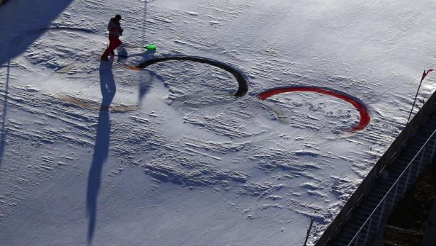 Pyeongchang 2018 Winter Olympics  Alpensia Ski Jumping Centre  Pyeongchang, South Korea  February 12, 2018 - A volunteer cleans the Olympic rings at the ski jumping venue. REUTERS/Carlos Barria