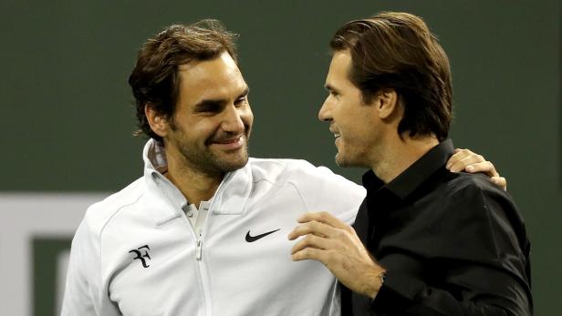 INDIAN WELLS, CA - MARCH 15: Tommy Haas leaves the court with Roger Federer after officially announcing his retirement at a ceremony after the Roger Federer quarterfnal match against Hyeon Chung during of the BNP Paribas Open at the Indian Wells Tennis Garden on March 15, 2018 in Indian Wells, California. Matthew Stockman/Getty Images/AFP ++ KEINE NUTZUNG IN TAGESZEITUNGS-BEILAGEN! NUR REDAKTIONELLE NUTZUNG IN TAGESZEITUNGEN, TAGESAKTUELLER TV-BERICHTERSTATTUNG (AKTUELLER DIENST) UND DIGITALEN AUSSPIELKANLEN (WEBSITES/APPS) IM UMFANG DER NUTZUNGSVEREINBARUNG. SMTLICHE ANDERE NUTZUNGEN SIND NICHT GESTATTET.++