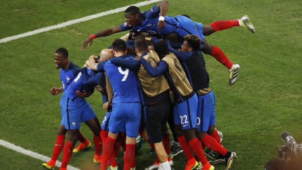 Spät aber doch: Frankreich jubelt über einen 2:0-Sieg.