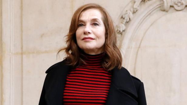 French actress Isabelle Huppert poses for a photo-call before the Christian Dior&#039;s 2018/2019 fall/winter collection fashion show on February 27, 2018 in Paris. / AFP PHOTO / Patrick KOVARIK