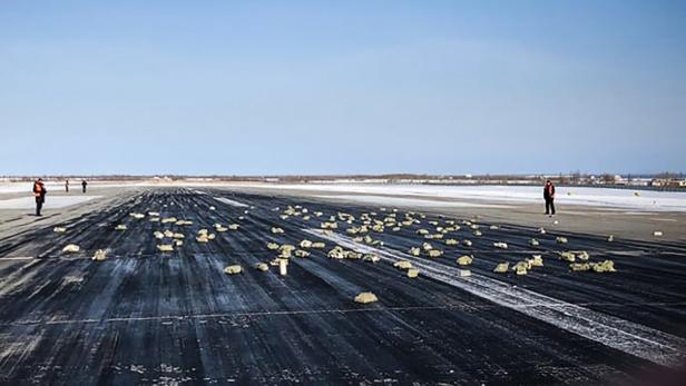 A handout picture provided by YakutiaMedia news agency shows precious metal ingots on the runway of the airport of Yakutsk. A plane carrying a cargo of &quot;precious metal&quot; bars has dumped more than three tons on the runway of an airport following a problem with take-off in the eastern Siberian city of Yakutsk, local authorities said on March 15, 2018. / AFP PHOTO / YakutiaMedia / HO / RESTRICTED TO EDITORIAL USE - MANDATORY CREDIT &quot;AFP PHOTO / YakutiaMedia / HO&quot; - NO MARKETING NO ADVERTISING CAMPAIGNS - DISTRIBUTED AS A SERVICE TO CLIENTS