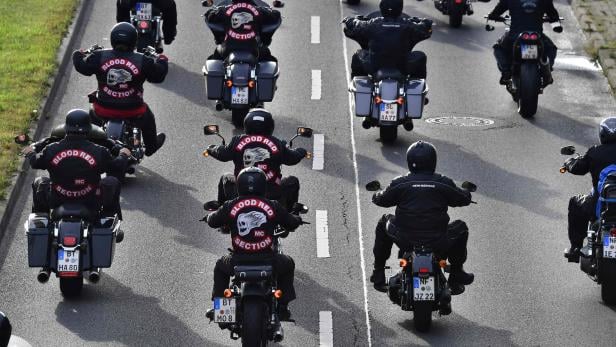 Members of the &quot;Hells Angels&quot; motorcycle club ride their motorbikes during a demonstration on September 9, 2017 in Berlin. Members of the club staged the demo titled &quot;Freedom is our religion&quot; in order to protest against a new association law that prohibits them from wearing their death&#039;s head insignia in the public. / AFP PHOTO / Tobias SCHWARZ